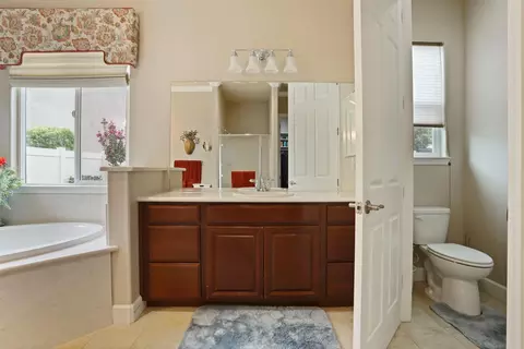 Bath - 2679 Glen Echo Ln, Manteca, CA 95336 photo 2 of 4
