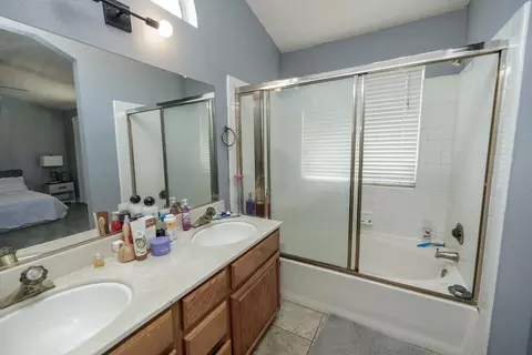 Bath - 428 Codington Way, Modesto, CA 95357 photo 2 of 3