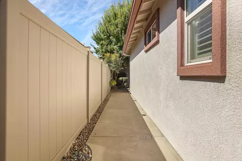 Entry Way - 2345 Pepper Tree Ln, Manteca, CA 95336 photo 4 of 4
