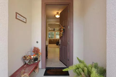 Entry Way - 2345 Pepper Tree Ln, Manteca, CA 95336 photo 2 of 4