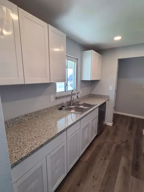 Kitchen - 447 Ericwood Ct, Manteca, CA 95336 photo 3 of 4