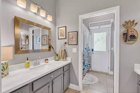 Bath - 9460 Crossrail Dr, Wilton, CA 95693 photo 2 of 4