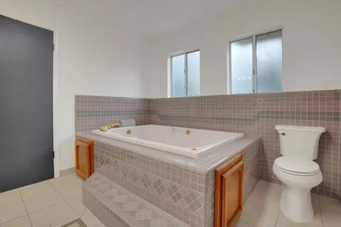 Bath - 3667 Pine Valley Ct, Turlock, CA 95382 photo 4 of 5