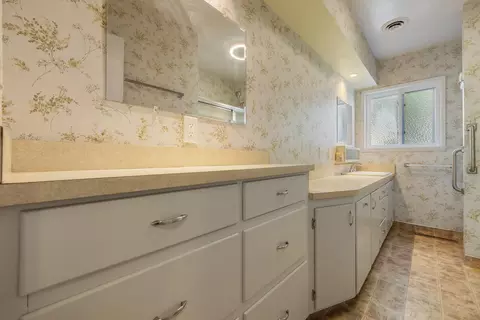 Bath - 337 Concord St, Lodi, CA 95240 photo 1 of 5
