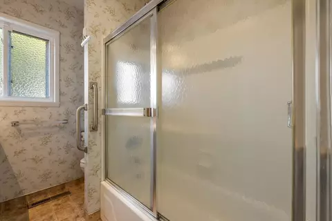 Bath - 337 Concord St, Lodi, CA 95240 photo 2 of 5