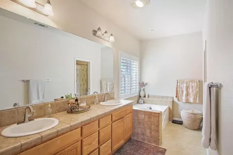 Bath - 1704 San Gabriel Dr, Hughson, CA 95326 photo 2 of 4