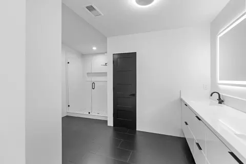 Bath - 20540 N Davis Rd, Lodi, CA 95242 photo 7 of 14