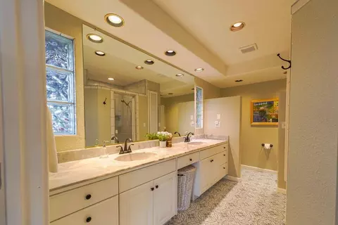 Bath - 13420 Mesa Dr, Grass Valley, CA 95949 photo 3 of 3