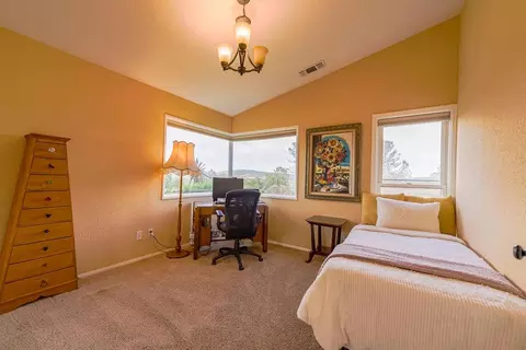Bedroom - 13420 Mesa Dr, Grass Valley, CA 95949 photo 2 of 4