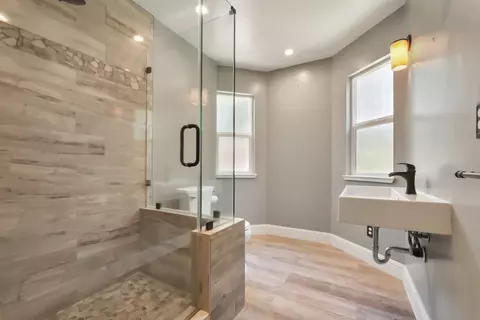 Bath - 1625 River Rd, Modesto, CA 95351 photo 3 of 5