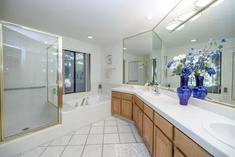 Bath - 1005 Copper Bridge Ct, Modesto, CA 95355 photo 2 of 5