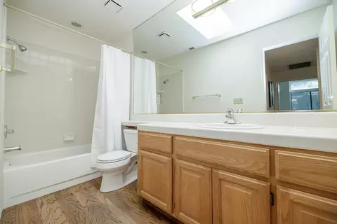 Bath - 1005 Copper Bridge Ct, Modesto, CA 95355 photo 4 of 5