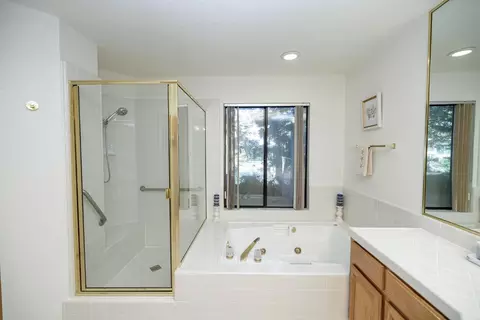 Bath - 1005 Copper Bridge Ct, Modesto, CA 95355 photo 3 of 5