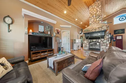 Living - 6030 Stony Creek Rd, Jackson, CA 95642 photo 2 of 6