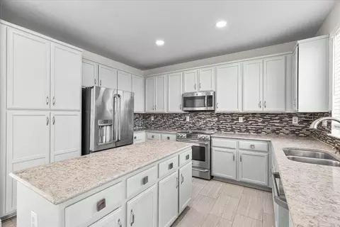 Kitchen - 4333 Peninsula Dr, Modesto, CA 95356 photo 4 of 7