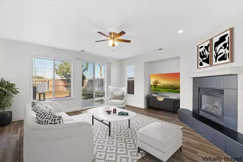 Living - 4333 Peninsula Dr, Modesto, CA 95356 photo 9 of 14