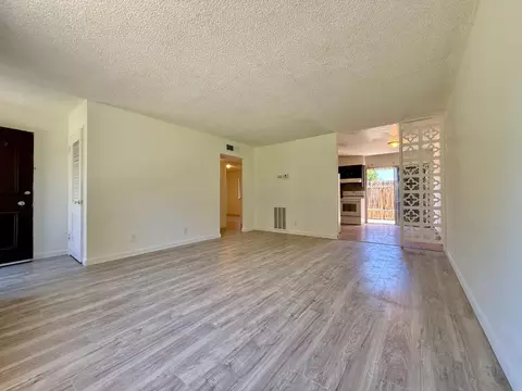 2420 Oxford Way #F17, Stockton, CA 95204