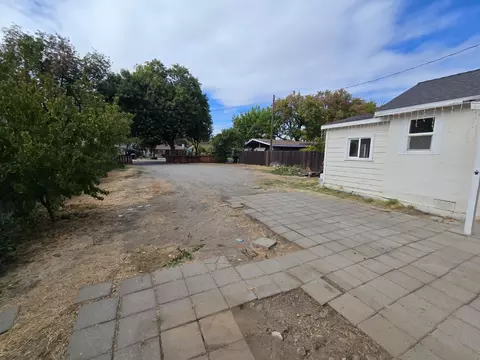 Exterior - 334 Semple St, Modesto, CA 95354 photo 7 of 12