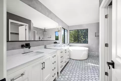 Bath - 29879 S Chrisman Rd, Tracy, CA 95304 photo 3 of 8