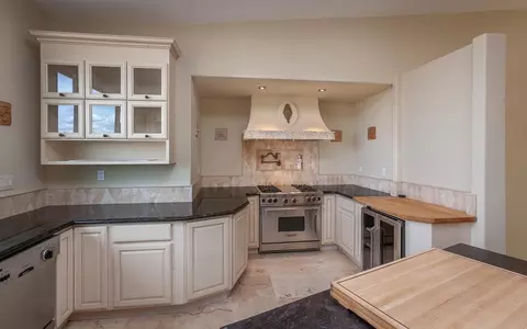Kitchen - 21190 E Acampo Rd, Clements, CA 95227 photo 4 of 11
