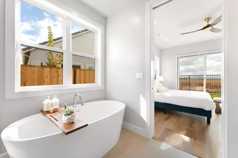 Bath - 5557 Thomson Loop, Davis, CA 95616 photo 1 of 6