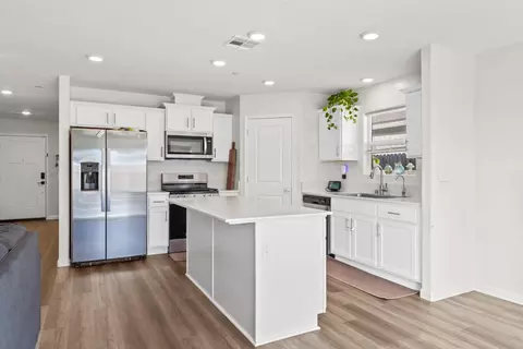 Kitchen - 276 Grand View Ct, Merced, CA 95341 photo 2 of 4
