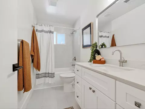 Bath - 2620 Belmont Dr, Davis, CA 95618 photo 1 of 2