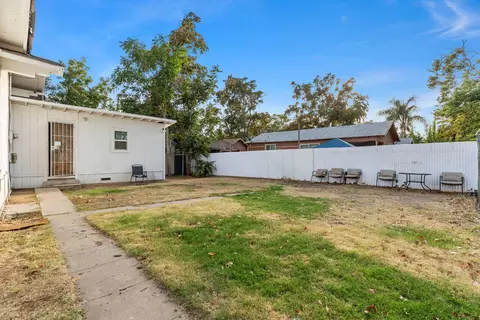 Exterior - 305 S Madison St, Modesto, CA 95351 photo 2 of 3