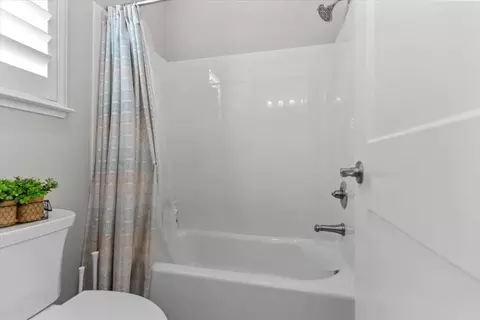 Bath - 2358 Cloudline Pl, Manteca, CA 95337 photo 4 of 4