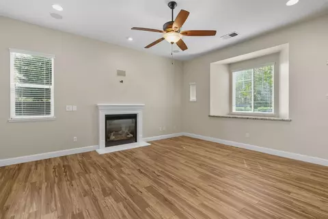 Living - 433 Travertine Dr, Ripon, CA 95366 photo 2 of 4