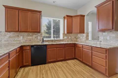 Kitchen - 433 Travertine Dr, Ripon, CA 95366 photo 4 of 5
