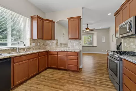 Kitchen - 433 Travertine Dr, Ripon, CA 95366 photo 3 of 5