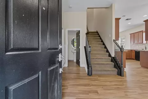 Entry Way - 433 Travertine Dr, Ripon, CA 95366 photo 2 of 6