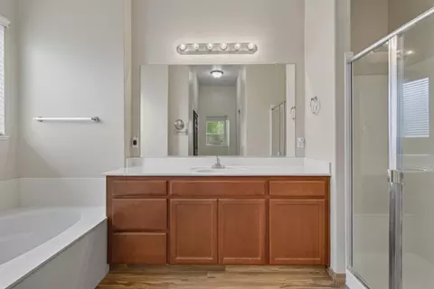 Bath - 433 Travertine Dr, Ripon, CA 95366 photo 2 of 4