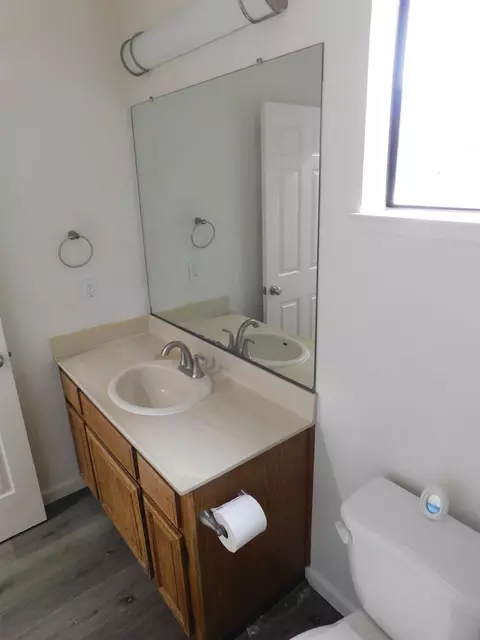 Bath - 501 Rose Ave #9, Modesto, CA 95355 photo 2 of 8