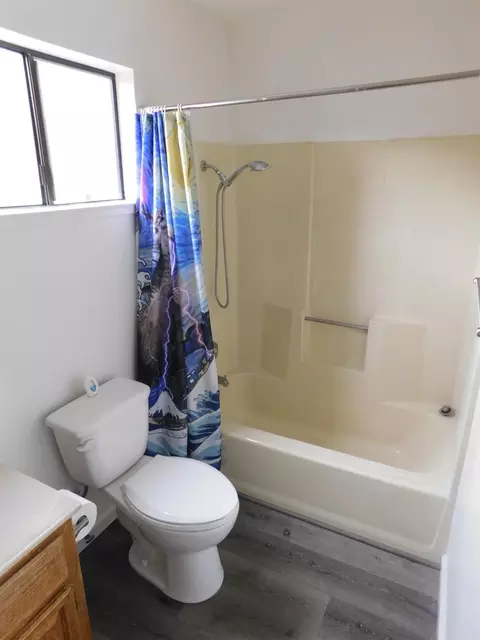 Bath - 501 Rose Ave #9, Modesto, CA 95355 photo 1 of 8