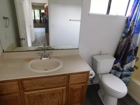Bath - 501 Rose Ave #9, Modesto, CA 95355 photo 3 of 8