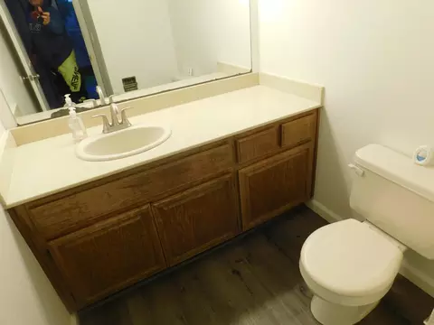 Bath - 501 Rose Ave #9, Modesto, CA 95355 photo 7 of 8