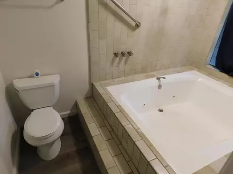 Bath - 501 Rose Ave #9, Modesto, CA 95355 photo 5 of 8