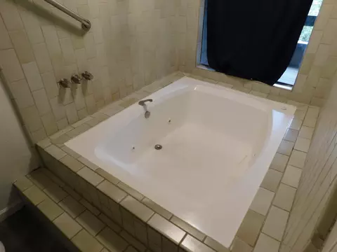 Bath - 501 Rose Ave #9, Modesto, CA 95355 photo 4 of 8