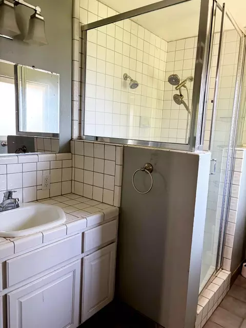Bath - 1422 Locke Rd, Modesto, CA 95355 photo 2 of 3