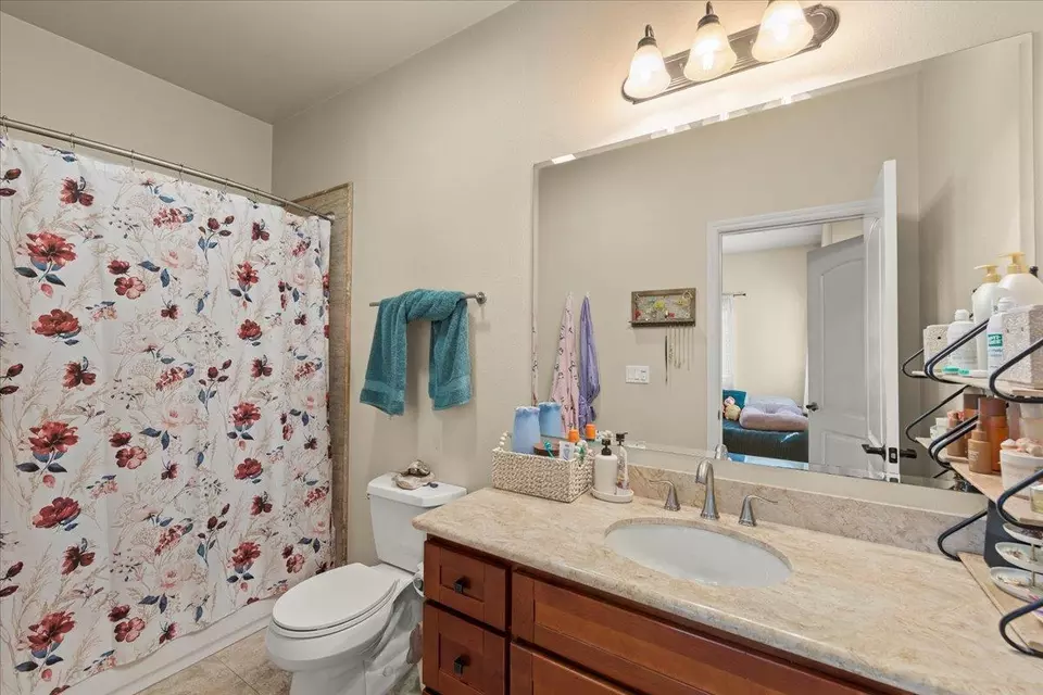 Bath - 429 Willow Glen Ct, San Jose, CA 95125 photo 3 of 4