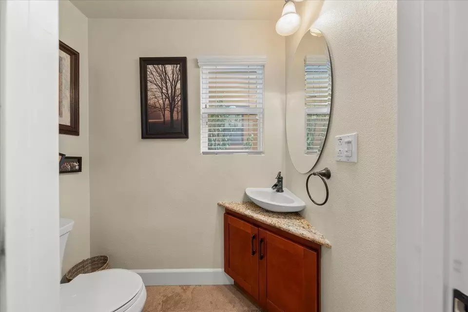 Bath - 429 Willow Glen Ct, San Jose, CA 95125 photo 2 of 4