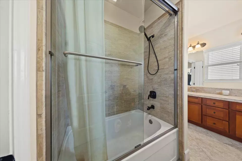 Bath - 429 Willow Glen Ct, San Jose, CA 95125 photo 4 of 4