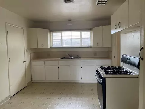 Kitchen - 470 J, Patterson, CA 95363 photo 1 of 2