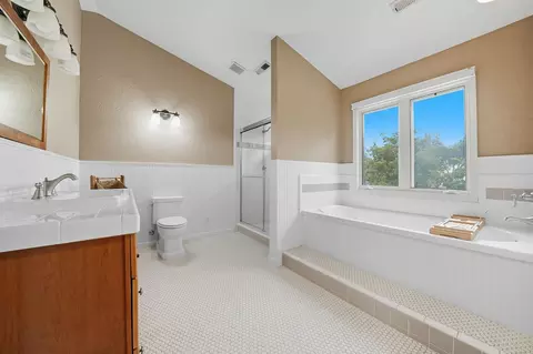Bath - 135 Amelia St, Sutter Creek, CA 95685 photo 3 of 6