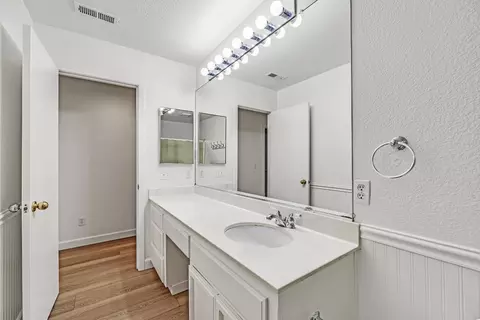 Bath - 1190 Yorkshire Loop, Tracy, CA 95376 photo 2 of 3