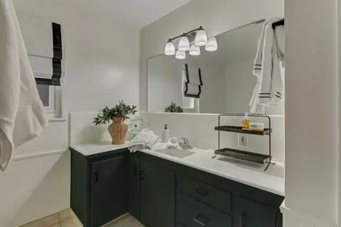 Bath - 607 S Crescent Ave, Lodi, CA 95240 photo 1 of 6