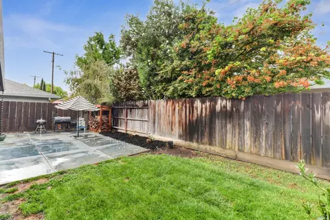 Exterior - 607 S Crescent Ave, Lodi, CA 95240 photo 5 of 13