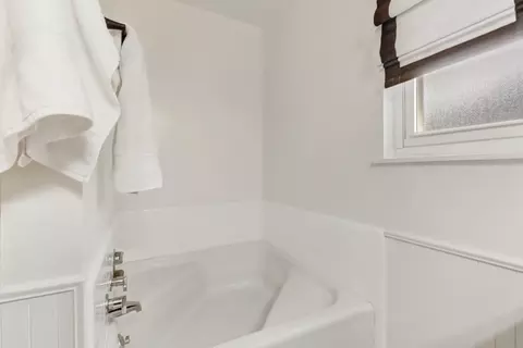 Bath - 607 S Crescent Ave, Lodi, CA 95240 photo 2 of 6